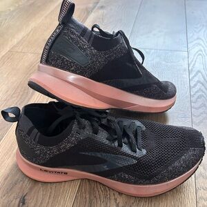 Brooks 7 4.0 Levitate Women’s Black and Pink Running Shoes Size 8